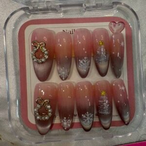 Winter Wonderland Press-On Nails 3D Wreath Cat Eye