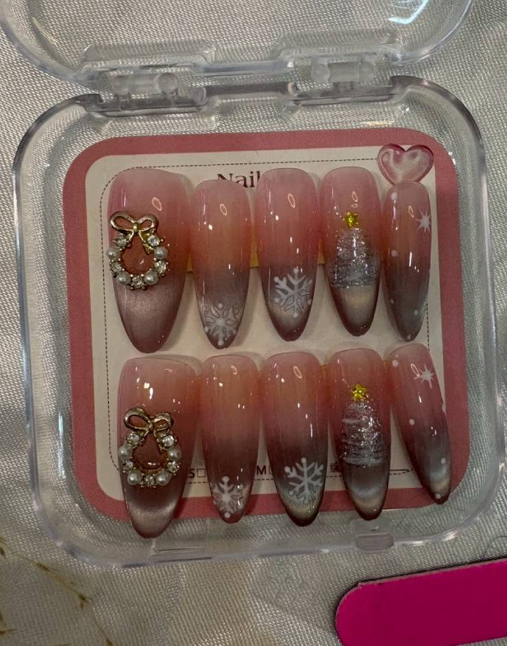 Winter Wonderland Press-On Nails 3D Wreath Cat Eye